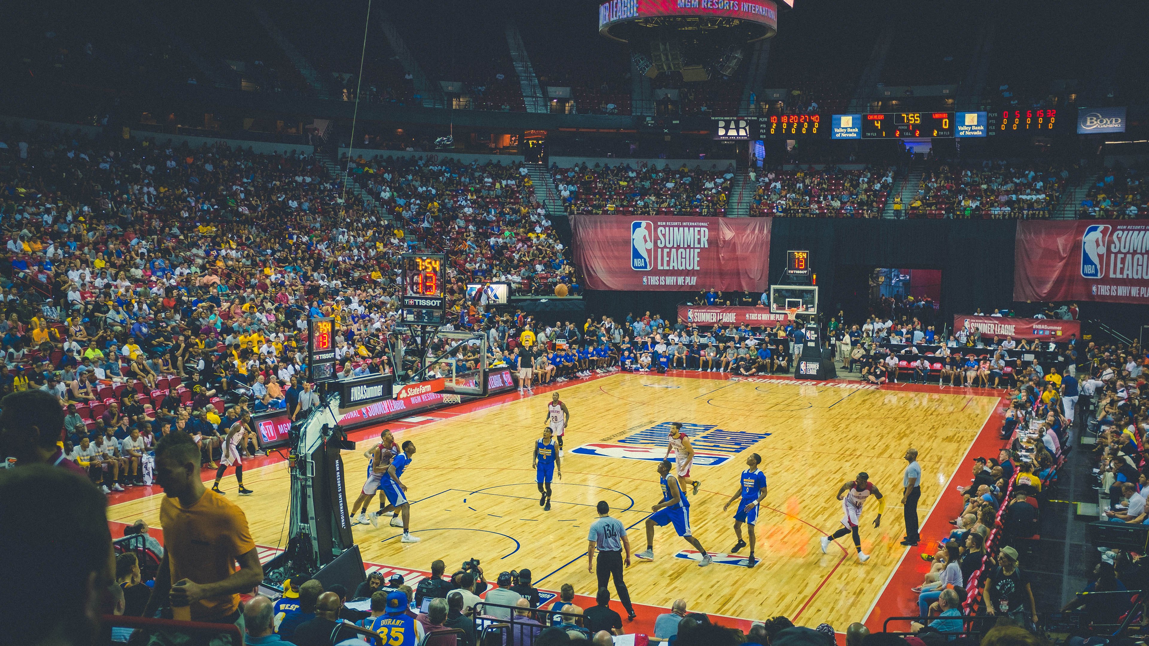 文班亚马命中压哨三分，独行侠在NBA中国赛季前赛横扫火箭